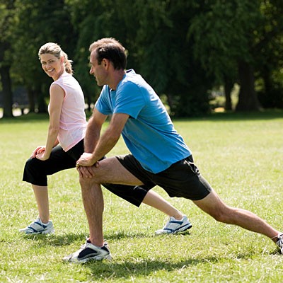 Tìm một địa điểm đẹp làm sân tập: Thay vì đến phòng tập gym, bạn có thể biến vườn nhà, sân chơi và công viên thành phòng tập cardio. Không khí trong lành, không gian rộng rãi cùng một vài người bạn đồng hành sẽ khiến buổi tập của bạn trở nên thú vị hơn nhiều. Dây cũng là một trong những bí quyết khỏe đẹp bạn nên thực hiện hàng ngày.